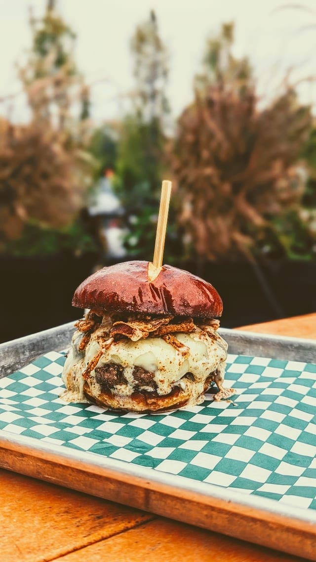 GARLIC PUB BURGER.