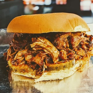 PULLED CHICKEN SANDWICH